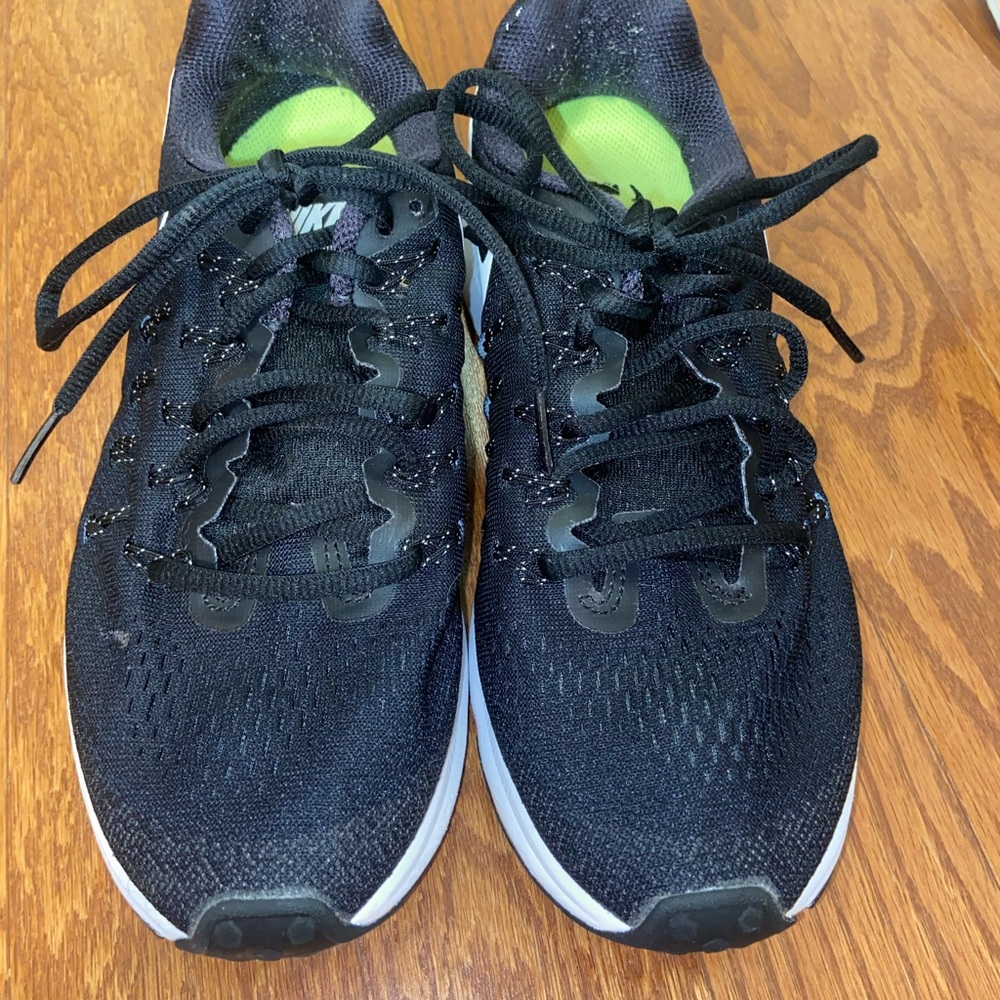 Black Nike tennis shoes